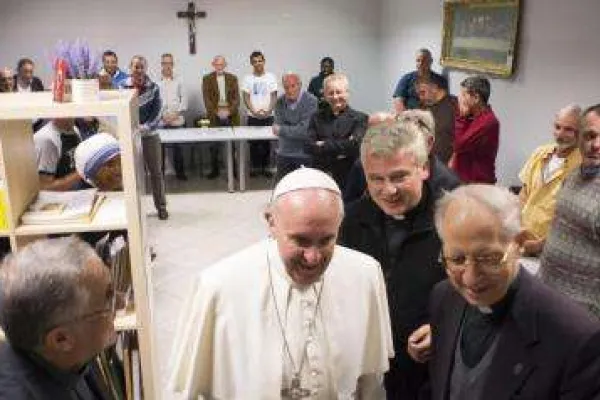 Papa Francesco visita il centro per senzatetto Donum Misericordiae, inaugurato a novembre 2015 / Vatican Media / ACI Group