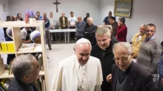 Elemosineria, un funerale per un senzatetto. E il Papa offre un pranzo ai suoi amici