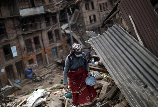 Nepal | Una donna tra le macerie del terremoto in Nepal | www.chiesacattolica.it