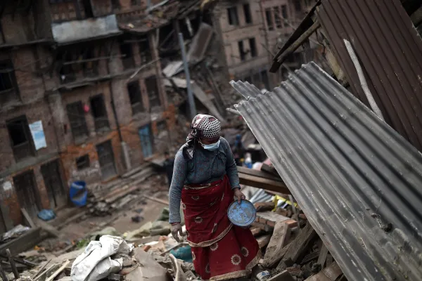 Una donna tra le macerie del terremoto in Nepal / www.chiesacattolica.it