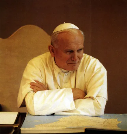 Giovanni Paolo II nel suo studio nel Palazzo Apostolico nel 1988 |  | CPP
