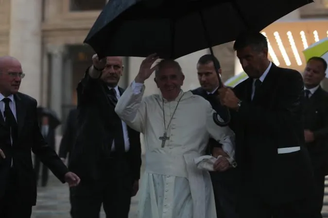 Papa Francesco raggiunge la Fiera di Roma sotto la pioggia |  | Daniel Ibanez/ ACI Group