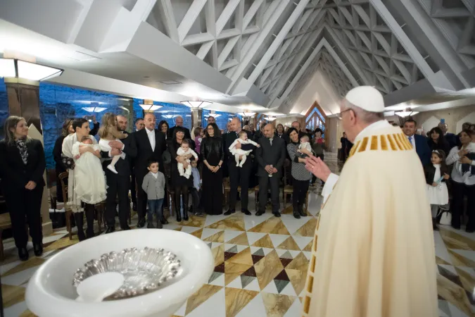 Papa Francesco amministra il Battesimo | Papa Francesco battezza i bambini nati dopo il sisma, Domus Sanctae Marthae, 14 gennaio 2017 | L'Osservatore Romano / ACI Group 