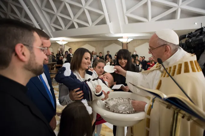 Papa amministra i battesimi | Papa Francesco battezza uno dei bambini delle zone del terremoto, Domus Sanctae Marthae, 14 gennaio 2017 | L'Osservatore Romano / ACI Group 