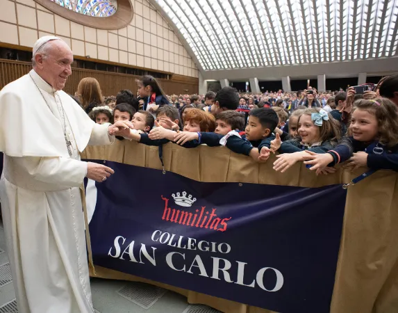Papa Francesco, Aula Paolo VI | Papa Francesco con i bambini del Collegio San Carlo, Aula Paolo VI, 6 aprile 2019 | Vatican Media / ACI Group