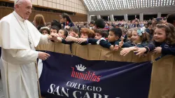 Papa Francesco con i bambini del Collegio San Carlo, Aula Paolo VI, 6 aprile 2019 / Vatican Media / ACI Group