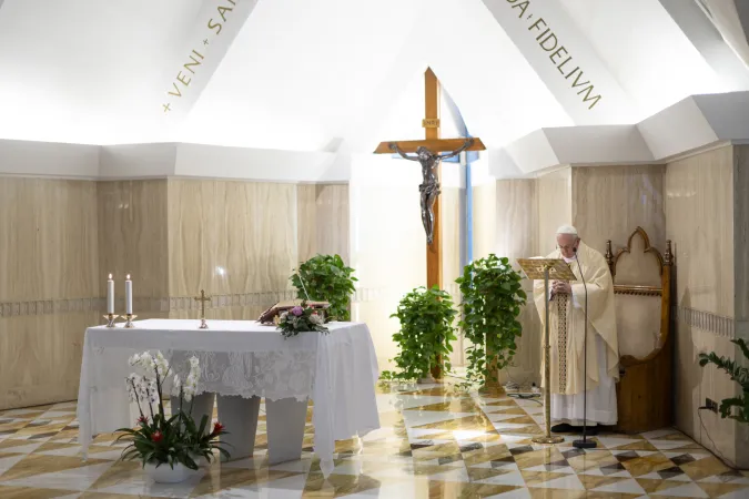 Papa Francesco celebra Messa nella cappella della Domus Sanctae Marthae | Vatican Media / ACI Group
