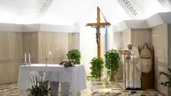 Papa Francesco celebra Messa nella cappella della Domus Sanctae Marthae / Vatican Media / ACI Group