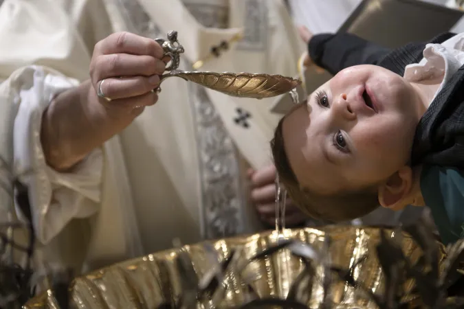 Papa Francesco battezza un neonato in Cappella Sistina  |  | Vatican Media 