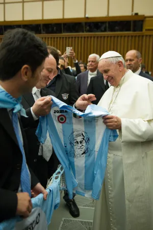 Papa Francesco Lazio | Papa Francesco con una maglia a lui dedicata | © L'Osservatore Romano Foto