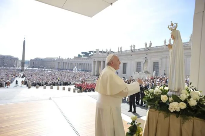 Il Papa con la Madonna di Fatima |  | L'Osservatore Romano, ACI group