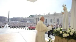 Papa Francesco in preghiera davanti la statua della Madonna di Fatima / Vatican Media / ACI Group