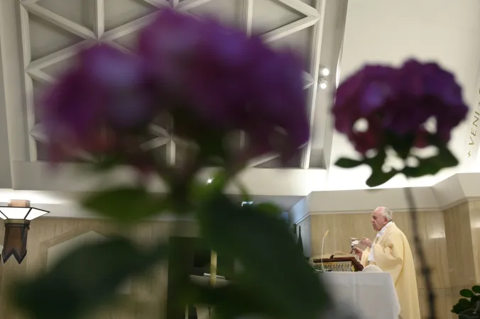 Papa Francesco durante una Messa nella Domus Sanctae Marthae | Vatican Media  / ACI Group