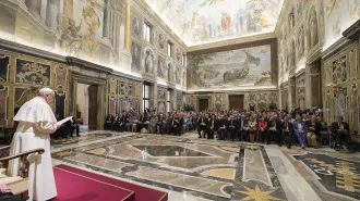 Il Papa: "Famiglia sotto attacco di colonizzazioni ideologiche"