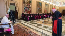 Papa Francesco ascolta il Cardinale Reinhard Marx, presidente della Conferenza Episcopale Tedesca, durante la visita ad Limina dei vescovi di Germania, 20 novembre 2015 / L'Osservatore Romano / ACI Group