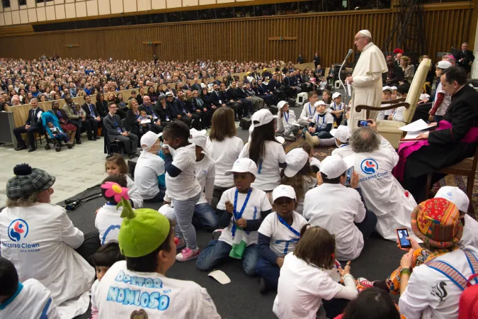 Papa Francesco e i bambini | Papa Francesco circondato da Bambini durante l'udienza all'Ospedale Pediatrico Bambino Gesù, 15 dicembre 2016 | L'Osservatore Romano / ACI Group