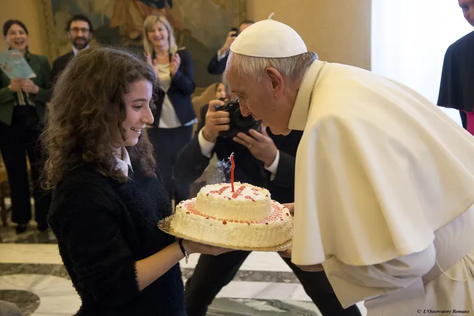 Il Papa riceve la torta per il compleanno dai ragazzi di AC |  | Osservatore Romano