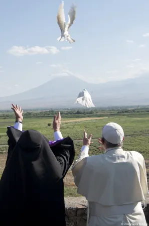 Papa Francesco in Armenia | Papa Francesco e il Katolikos Karekin lasciano andare le colombe in direzione Monte Ararat | L'Osservatore Romano / ACI Group