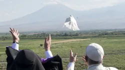 Papa Francesco e il Katolikos Karekin lasciano andare le colombe in direzione Monte Ararat / L'Osservatore Romano / ACI Group