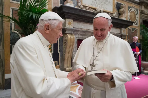 Benedetto XVI e Papa Francesco nel giorno della celebrazione del 65esimo di sacerdozio del Papa emerito, Sala Clementina, 28 giugno 2016 / L'Osservatore Romano / ACI Group