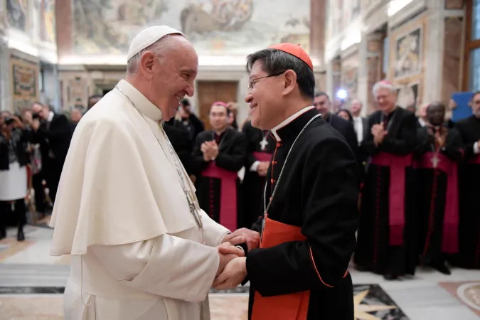 Papa Francesco saluta il Cardinale Tagle, presidente di Caritas Internationalis, al termine dell'udienza | L'Osservatore Romano / ACI Group