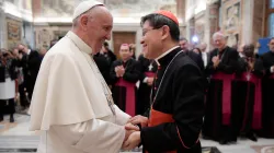 Papa Francesco saluta il Cardinale Tagle, presidente di Caritas Internationalis, al termine dell'udienza / L'Osservatore Romano / ACI Group
