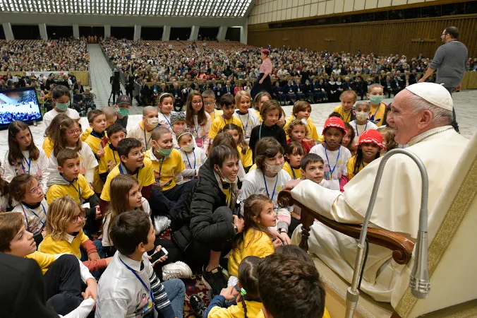 Papa Francesco, Aula Paolo VI | Papa Francesco con alcuni piccoli pazienti del Ospedale Pediatrico Bambino Gesù, Aula Paolo VI, 16 novembre 2019 | Vatican Media / ACI Group