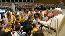 Papa Francesco con alcuni piccoli pazienti del Ospedale Pediatrico Bambino Gesù, Aula Paolo VI, 16 novembre 2019 / Vatican Media / ACI Group
