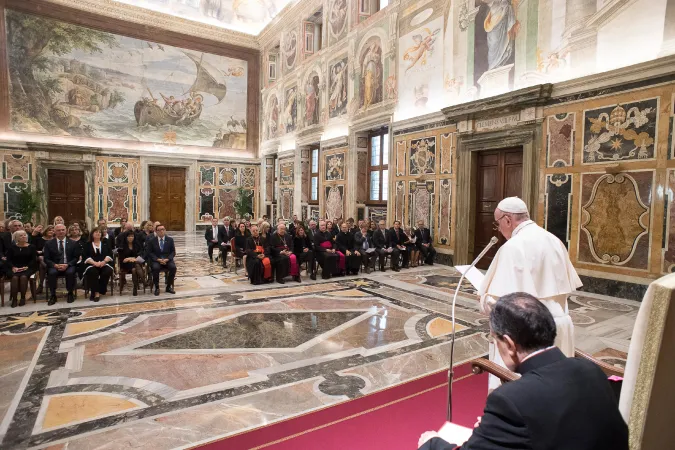 Papa Francesco, Sala del Concistoro | Papa Francesco incontra i Patrons of Arts dei Musei Vaticani, Sala del Concistoro, 28 settembre 2018 | Vatican Media / ACI Group