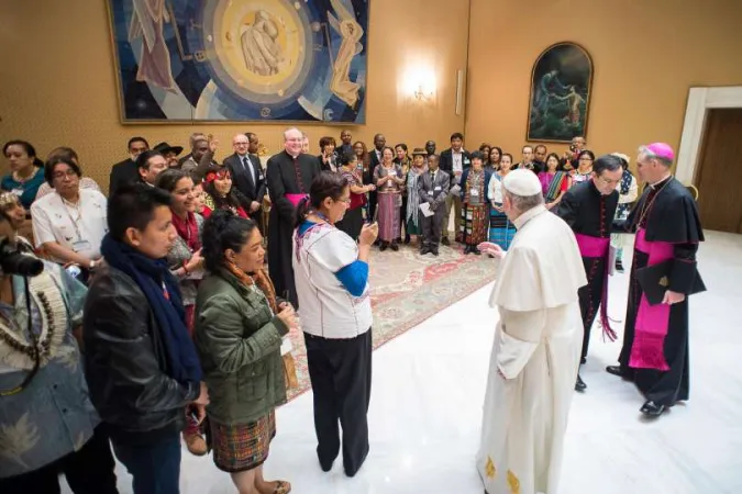 Papa Francesco durante un incontro del 2017 con i rappresentanti dei popoli indigeni | Vatican Media / ACI Group