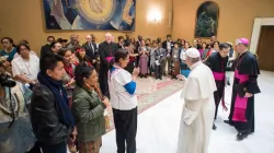 Papa Francesco durante un incontro del 2017 con i rappresentanti dei popoli indigeni / Vatican Media / ACI Group