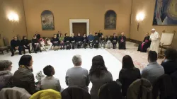 Papa Francesco incontra i familiari delle vittime di Dakka, Auletta Paolo VI, 22 febbraio 2017 / L'Osservatore Romano / ACI Group