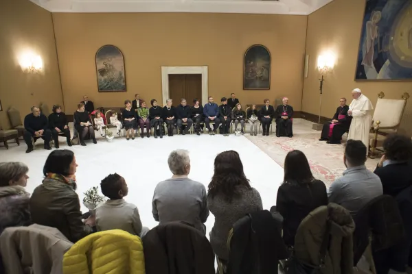 Papa Francesco incontra i familiari delle vittime di Dakka, Auletta Paolo VI, 22 febbraio 2017 / L'Osservatore Romano / ACI Group