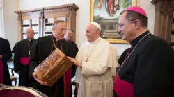 Il Cardinale Rodriguez Maradiaga porge al Papa un dono durante l'incontro per l'ad limina lo scorso 4 settembre  / L'Osservatore Romano / ACI Group