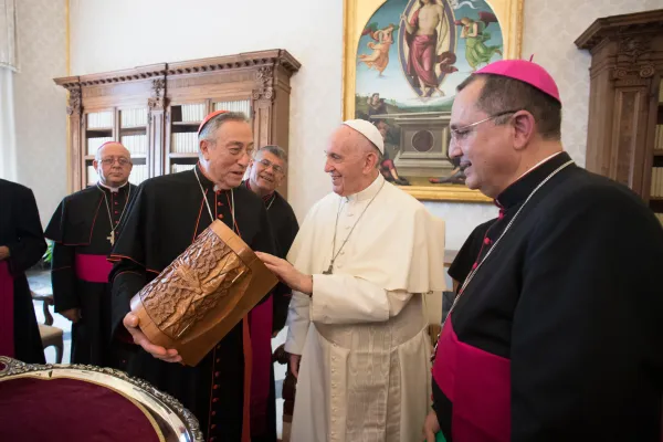 Il Cardinale Rodriguez Maradiaga porge al Papa un dono durante l'incontro per l'ad limina lo scorso 4 settembre  / L'Osservatore Romano / ACI Group