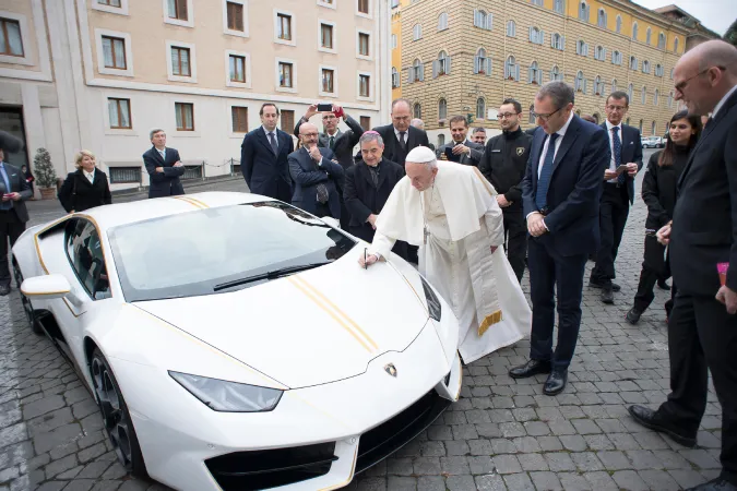 Papa Francesco riceve la Lamborghini |  | L'Osservatore Romano, ACI group