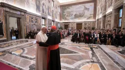 Papa Francesco saluta il Cardinale Peter Turkson durante l'udienza ai partecipanti del convegno "Saving Our Common Home", 6 luglio 2018 / Vatican Media / ACI Group