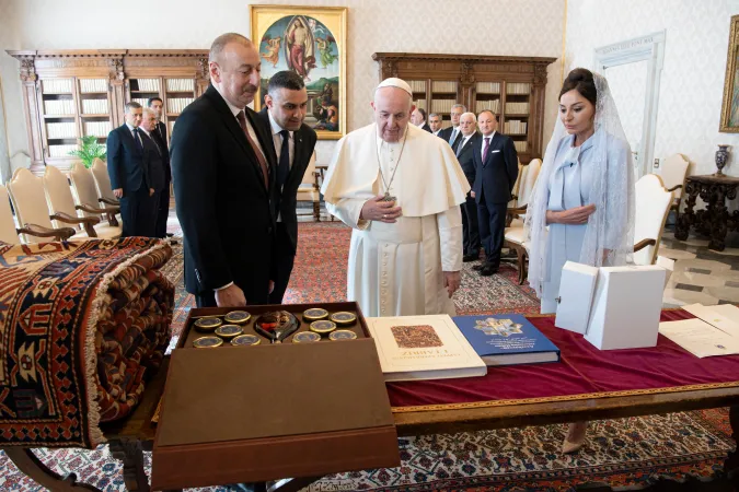 Il Papa  e Ilham Aliyev, Presidente della Repubblica dell’Azerbaigian con la moglie |  | Vatican Media 