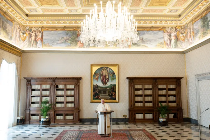 Papa Francesco, Angelus | Papa Francesco recita l'Angelus nella Biblioteca del Palazzo Apostolico Vaticano | Vatican Media / ACI Group