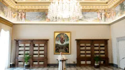 Papa Francesco recita l'Angelus nella Biblioteca del Palazzo Apostolico Vaticano / Vatican Media / ACI Group