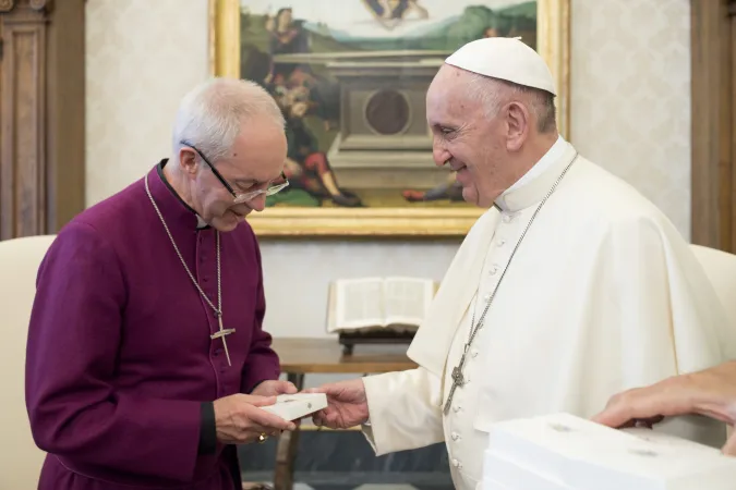 Papa Francesco e l'arcivescovo Welby, durante l'incontro in Vaticano del 27 ottobre 2017 | L'Osservatore Romano / ACI Group