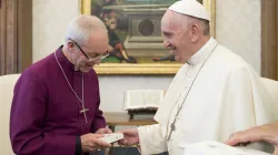 Papa Francesco e l'arcivescovo Welby, durante l'incontro in Vaticano del 27 ottobre 2017 / L'Osservatore Romano / ACI Group