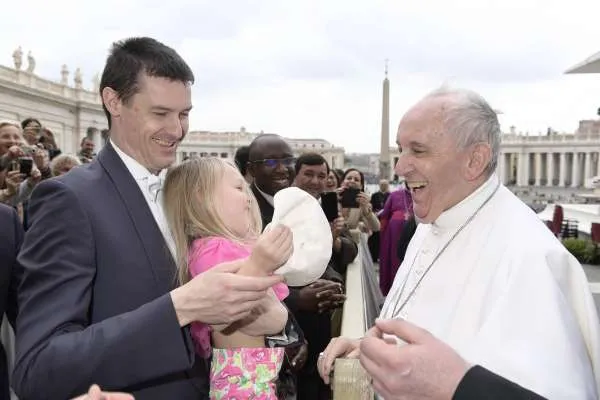 Papa Francesco incontra una bambina e scherza con lei |  | L'Osservatore Romano, ACI Group