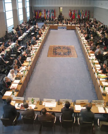 OSCE | Una seduta del Consiglio Permanente dell'OSCE | Wikimedia Commons