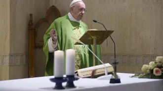 Il Papa: "Il discepolo non guarda l'oroscopo, si affida alle sorprese di Dio"