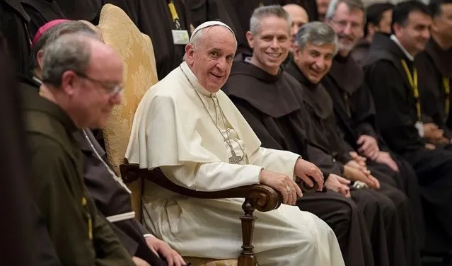 Papa Francesco e i francescani | Papa Francesco tra i minori francescani in una foto del 2015 | LOR 2015