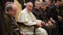 Papa Francesco tra i minori francescani in una foto del 2015 / LOR 2015