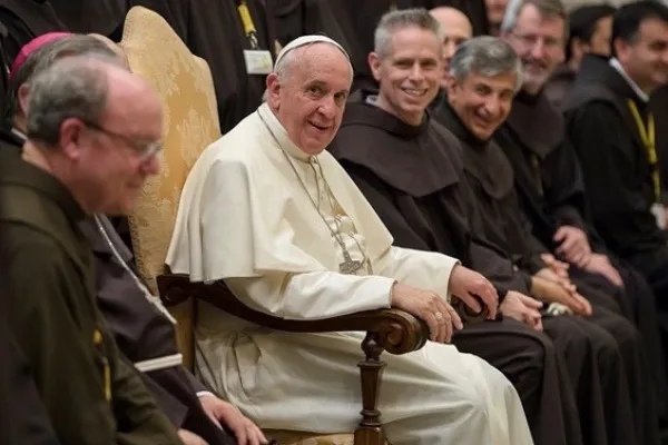 Papa Francesco tra i minori francescani in una foto del 2015 / LOR 2015