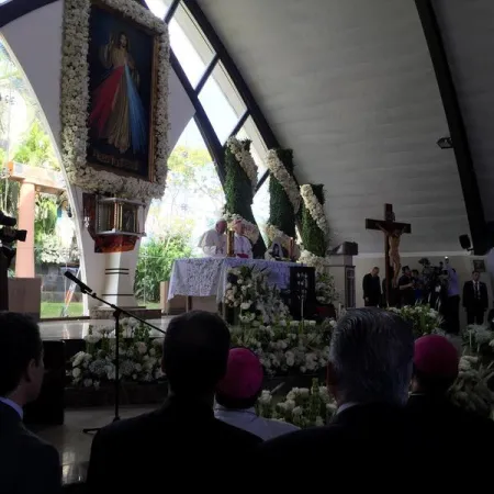 Il Papa prega nel Santuario della Divina Misericordia, Guayaquil |  | L'Osservatore Romano
