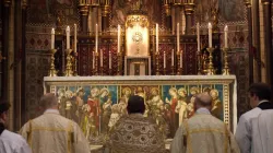 Un momento di preghiera nella chiesa dell'Ordinariato personale Our Lady of Walsingham, di cui si celebra il sesto anniversario quest'anno / Our Lady of Walsingham 